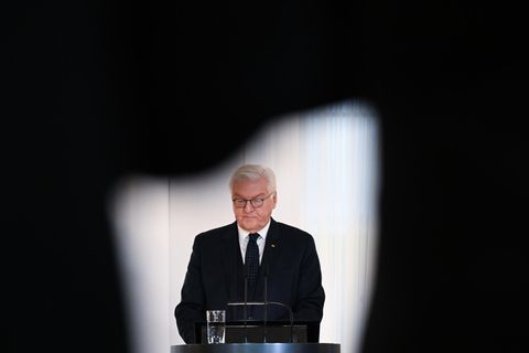 Frank-Walter Steinmeier vor einem Redepult umhüllt von einem Schwarzen Stoff