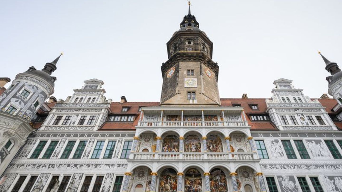 Blick auf den Altan des Dresdner Residenzschlosses: Die Restaurierung der Prunkspiegel in den Paraderäumen des Residenzschlosses