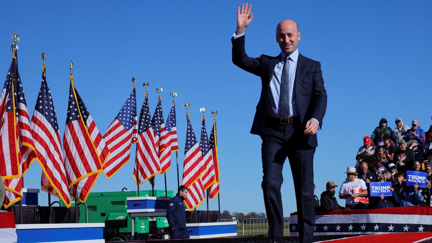 In Trumps erster Amtszeit war Stephen Miller einer der wichtigsten Berater im Weißen Haus. Nun soll er stellvertretender Stabschef werden. Der einwanderungsfeindliche Extremist gilt als Architekt von Trumps eiserner Migrationspolitik und will die Pläne zur größten "Massendeportation der Geschichte" vorantreiben