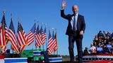 In Trumps erster Amtszeit war Stephen Miller einer der wichtigsten Berater im Weißen Haus. Nun soll er stellvertretender Stabschef werden. Der einwanderungsfeindliche Extremist gilt als Architekt von Trumps eiserner Migrationspolitik und will die Pläne zur größten "Massendeportation der Geschichte" vorantreiben