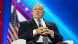 Unter Trump war der Hardliner Tom Homan bereits stellvertretender Direktor der US-Einwanderungs- und Zollbehörde und unterstützte umstrittene Vorgehen wie die Trennung von Familien an der Grenze. Kurz nach der Wahl sagte Trump, es geben niemand besseren als "Grenz-Zar Homan", "um unsere Grenzen zu überwachen und zu kontrollieren"