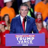 In den Vorwahlen kandidierte Doug Burgum, Gouverneur von North Dakota, noch gegen Trump, wechselte dann aber schnell in sein Lager. Der millionenschwere Software-Unternehmer soll den Posten des Innenministers übernehmen. Zusätzlich wird er als Leiter des neuen "Energierats" eine Art Öl- und Energieminister werden