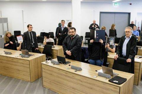 Lina E. und weitere Angeklagte 2023 vor 
OLG Dresden