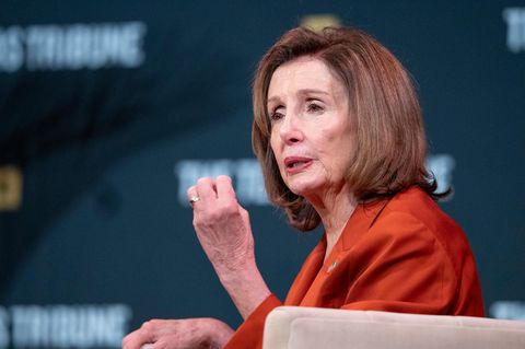 Nancy Pelosi spricht bei einer Veranstaltung