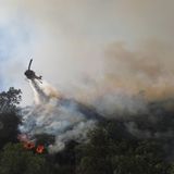 Weil starke Winde wehten, gab es keine Löschunterstützung aus der Luft. Am Freitag ließen die Winde nach und Hubschrauber und Flugzeuge konnten abheben