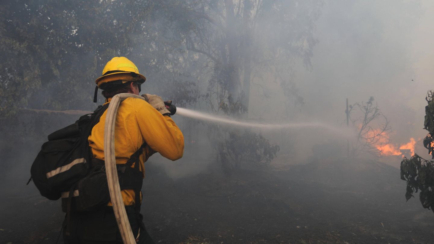 Ein Feuerwehrmann kämpft gegen die Flammen des "Mountain Fire". Bislang ist nur ein kleiner Teil des Waldbrands unter Kontrolle