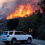 Diesem Auto auf der Mountain Road nahe Santa Paula kommen die Flammen bedrohlich nah