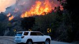 Diesem Auto auf der Mountain Road nahe Santa Paula kommen die Flammen bedrohlich nah