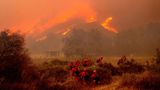 Eine Gruppe Feuerwehrmänner nähert sich dem "Mountain Fire"