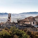 Glück und Pech liegen nah beisammen: Während von einem ausgebrannten Haus nur noch der Schornstein steht, hatten die Nachbarn offensichtlich Glück im Unglück