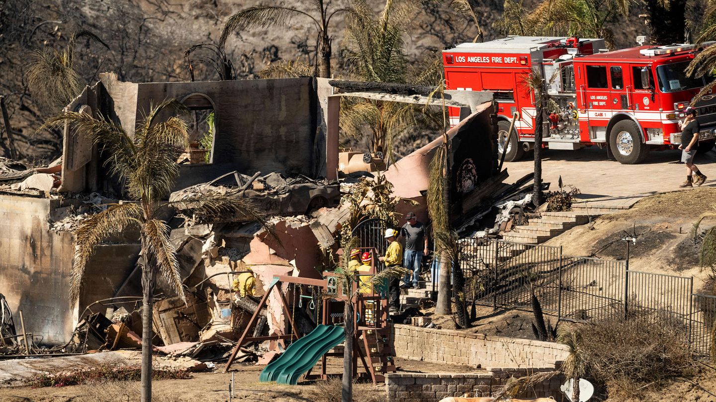 Völlig zerstört: Feuerwehrmänner untersuchen ein ausgebranntes Gebäude in Camarillo