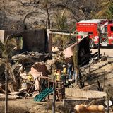 Völlig zerstört: Feuerwehrmänner untersuchen ein ausgebranntes Gebäude in Camarillo