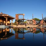 Die Überreste eines ausgebrannten Hauses spiegeln sich in einem Pool. Mindestens 132 Häuser wurden bei dem Waldbrand in Kalifornien bislang zerstört