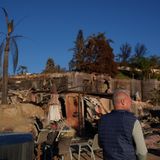 Bill Nardoni steht vor den Überresten seines Hauses in Camarillo. Gemeinsam mit seiner Familie und Freunden durchsuchen sie die Trümmer