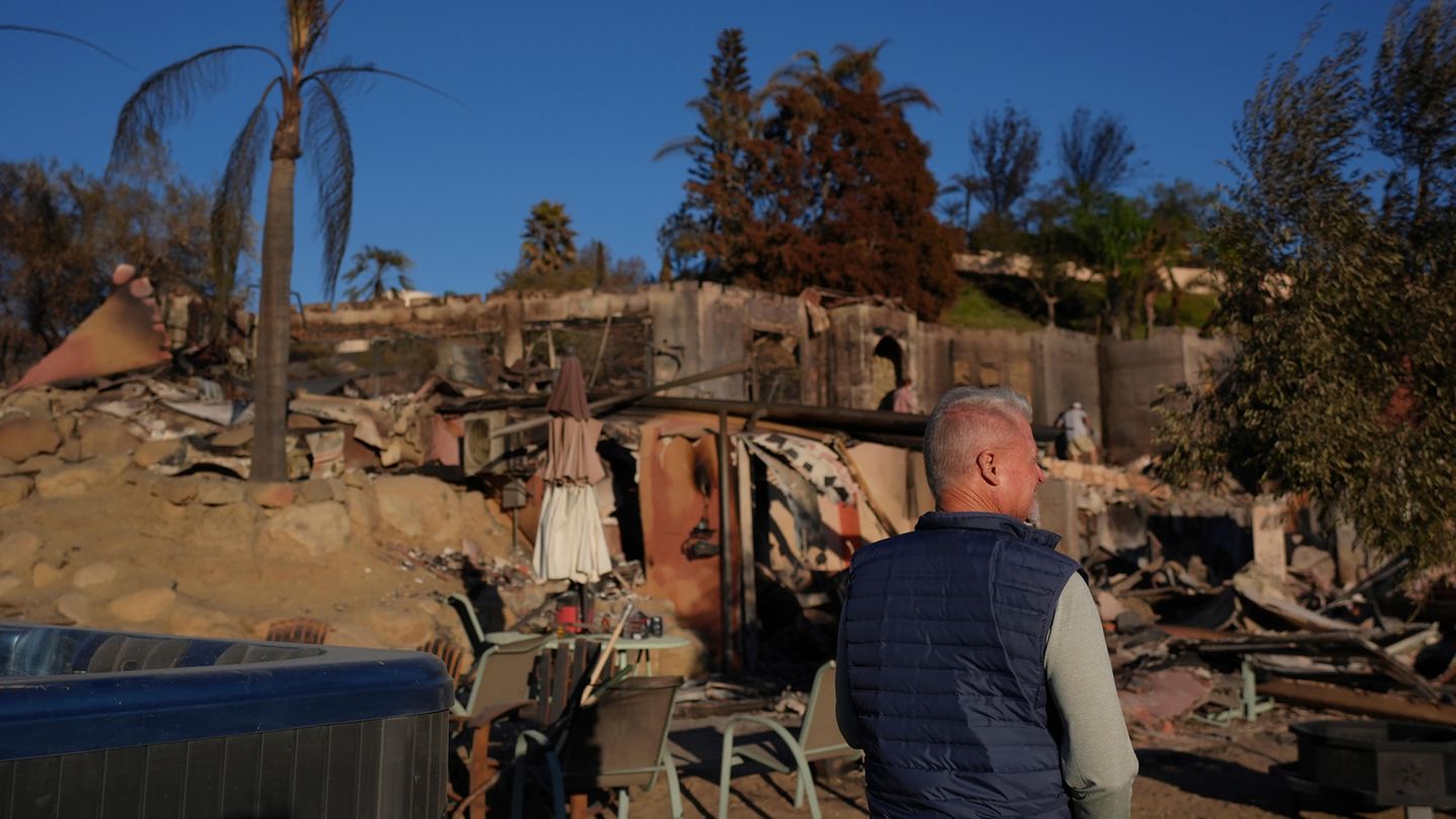 Bill Nardoni steht vor den Überresten seines Hauses in Camarillo. Gemeinsam mit seiner Familie und Freunden durchsuchen sie die Trümmer
