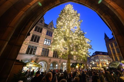 Hohe Musikgebühren beschäftigen die Organisatoren von Weihnachtsmärkten. (Symbolbild) Foto: Julian Stratenschulte/dpa