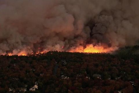 Waldbrände zerstören etliche Häuser in Kalifornien.