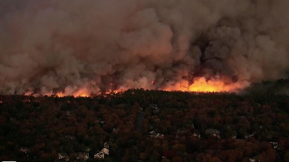 Waldbrände zerstören etliche Häuser in Kalifornien.
