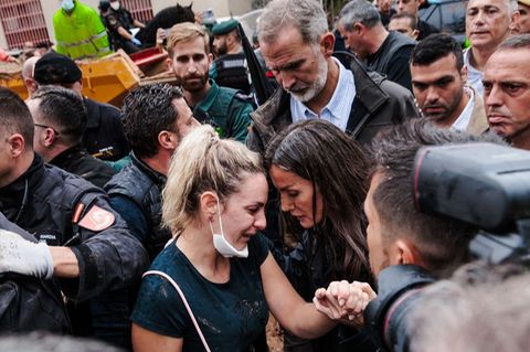 König Felipe und Königin Letizia sprachen in Paiporta mit Menschen. (Archivbild) Foto: Carlos Luján/EUROPA PRESS/dpa