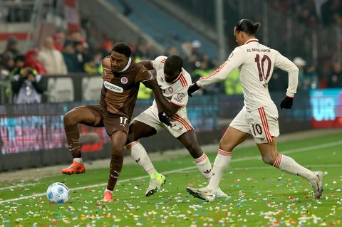 Dayot Upamecano und Leroy Sané (r) vom FC Bayern München gegen Oladapo Afolayan vom FC. St. Pauli