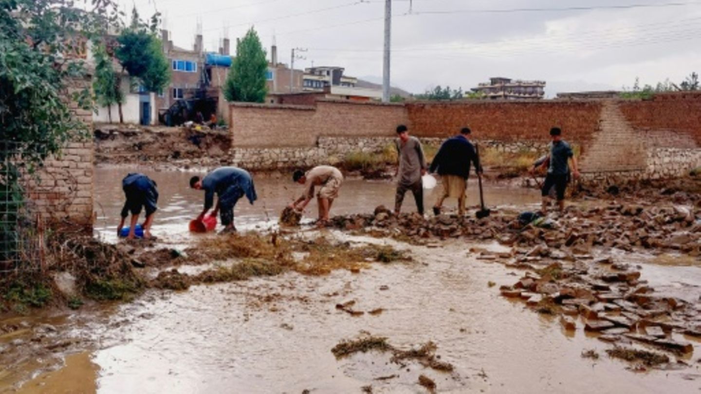 Kampf gegen Überflutungen in Afghanistan im August