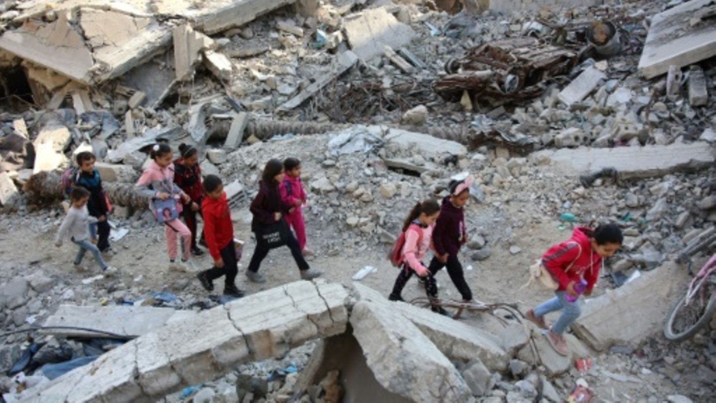 Bei israelischem Angriff zerstörtes Gebäude im Gazastreifen