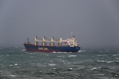 Australien: Frachtschiff fährt auf offener See