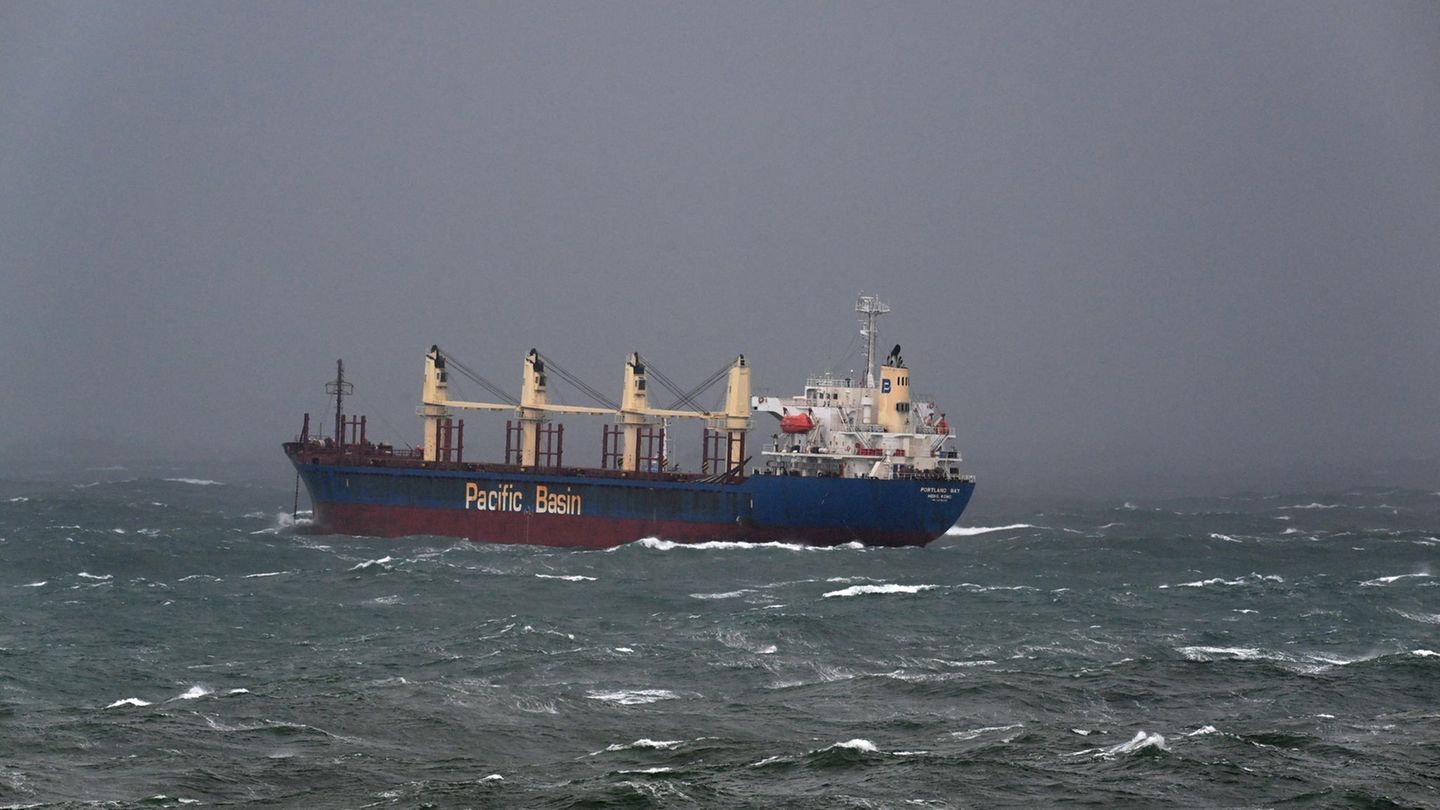 Australien: Frachtschiff fährt auf offener See