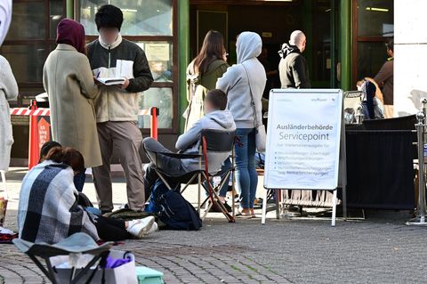 Menschen warten vor dem Eingang der Stuttgarter Ausländerbehörde