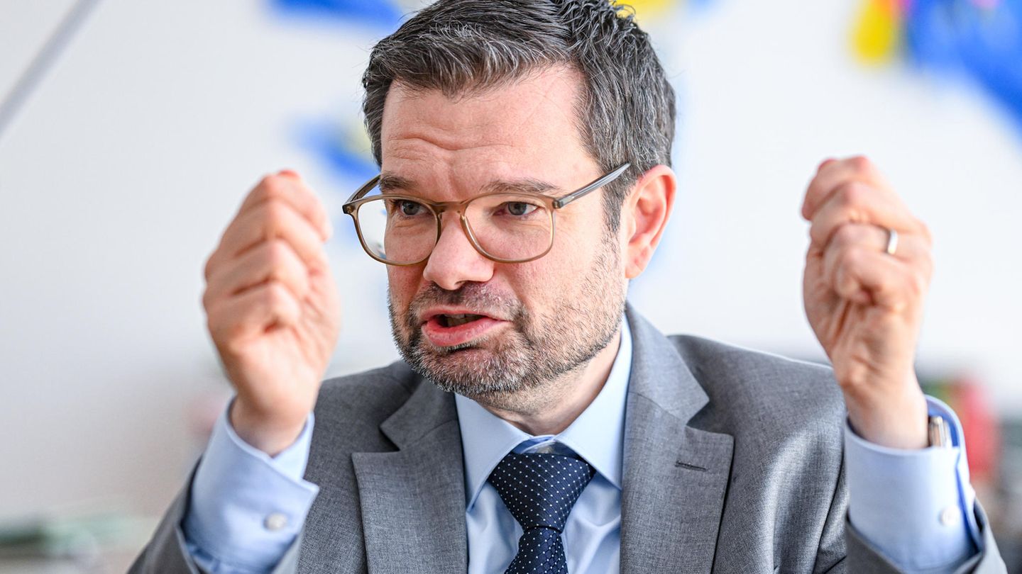 Marco Buschmann mit leicht erhobenen Fäusten