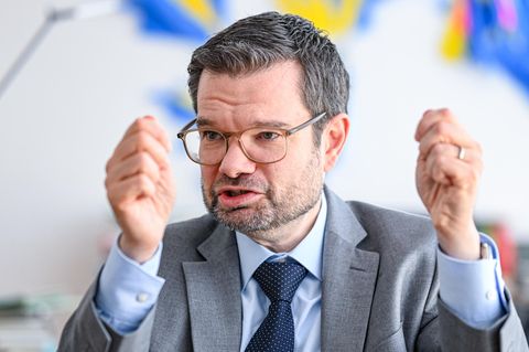 Marco Buschmann mit leicht erhobenen Fäusten