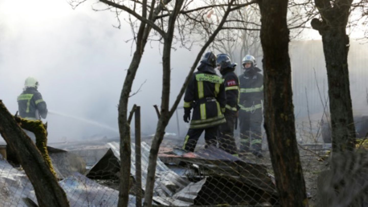 Feuerwehr in dem russischen Dorf Stanovoje nach der Drohnenattacke