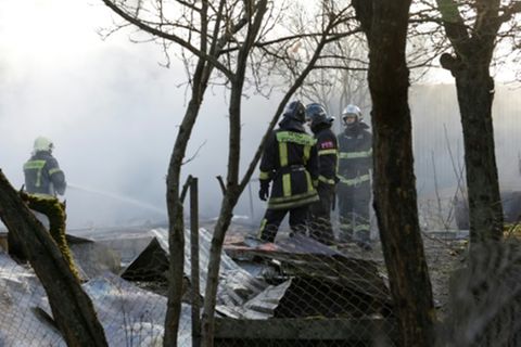 Feuerwehr in dem russischen Dorf Stanovoje nach der Drohnenattacke