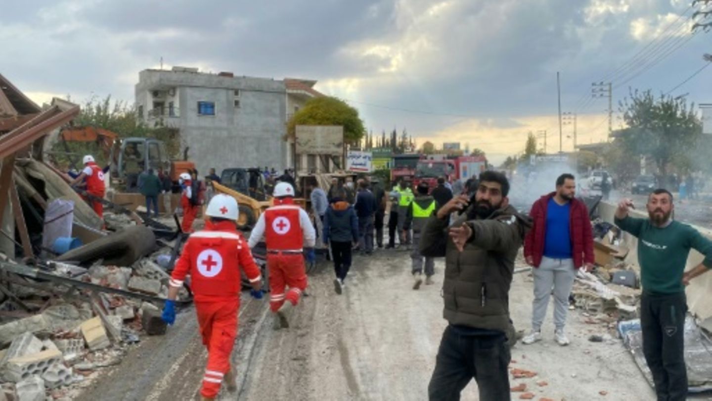 Rettungseinsatz nach Angriffen im libanesischen Bekaa-Tal