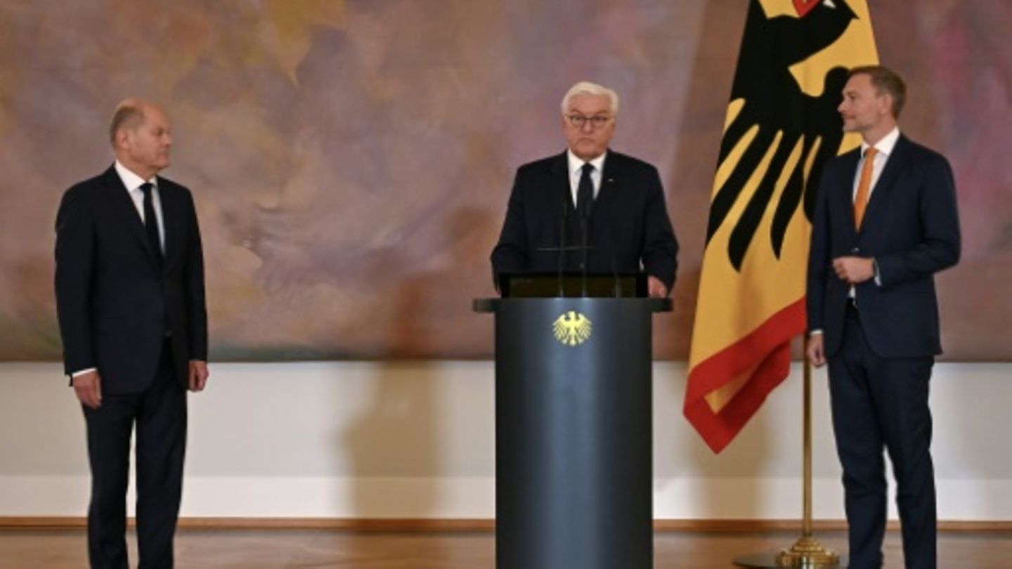 Scholz (li.) bei Lindners Entlassung durch Bundespräsident Steinmeier (M.)