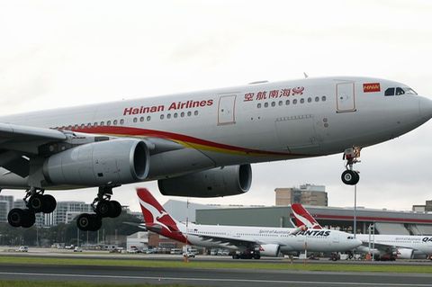 Ursache Vogelschlag: eine Maschine von Hainan Airlines