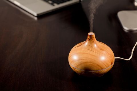 Holzduft auf Schreibtischtisch mit Dampfessenz natürlicher Öle
