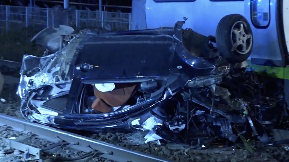 Horror-Unfall: Auto kollidiert mit Straßenbahn – der Fahrer überlebt (Video)