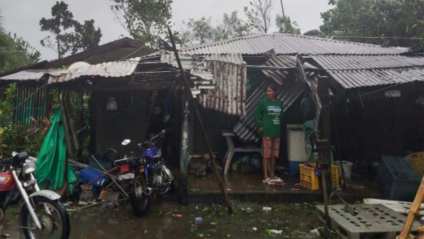 Filipinler'de binlerce kişi tayfundan kaçtı: Dört haftada dördüncü kasırga