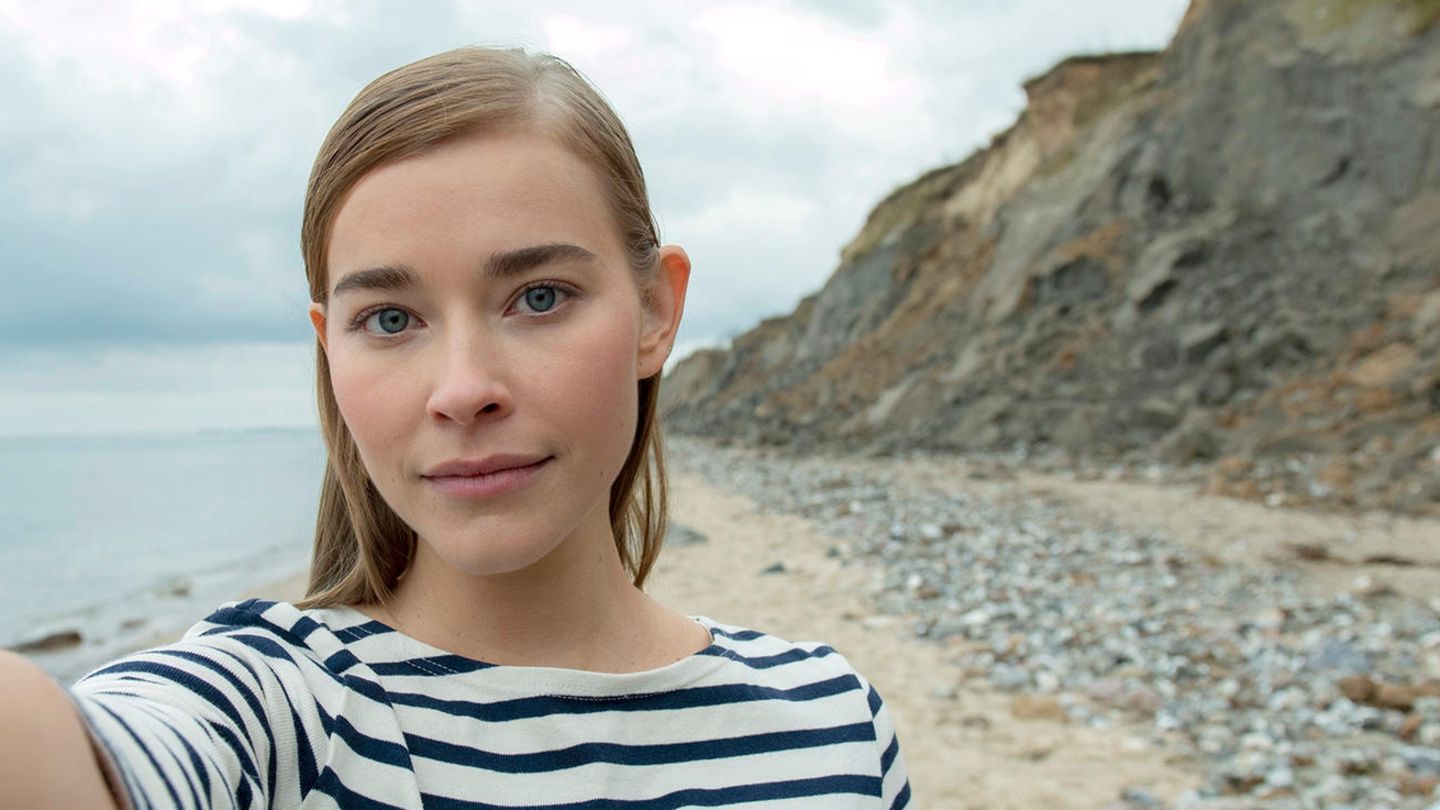 Milena Tscharntke als künstliche Intelligenz Zenaida im "Tatort" aus Kiel: "Borowski und das ewige Meer"
