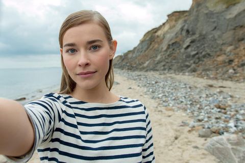 Milena Tscharntke als künstliche Intelligenz Zenaida im "Tatort" aus Kiel: "Borowski und das ewige Meer"