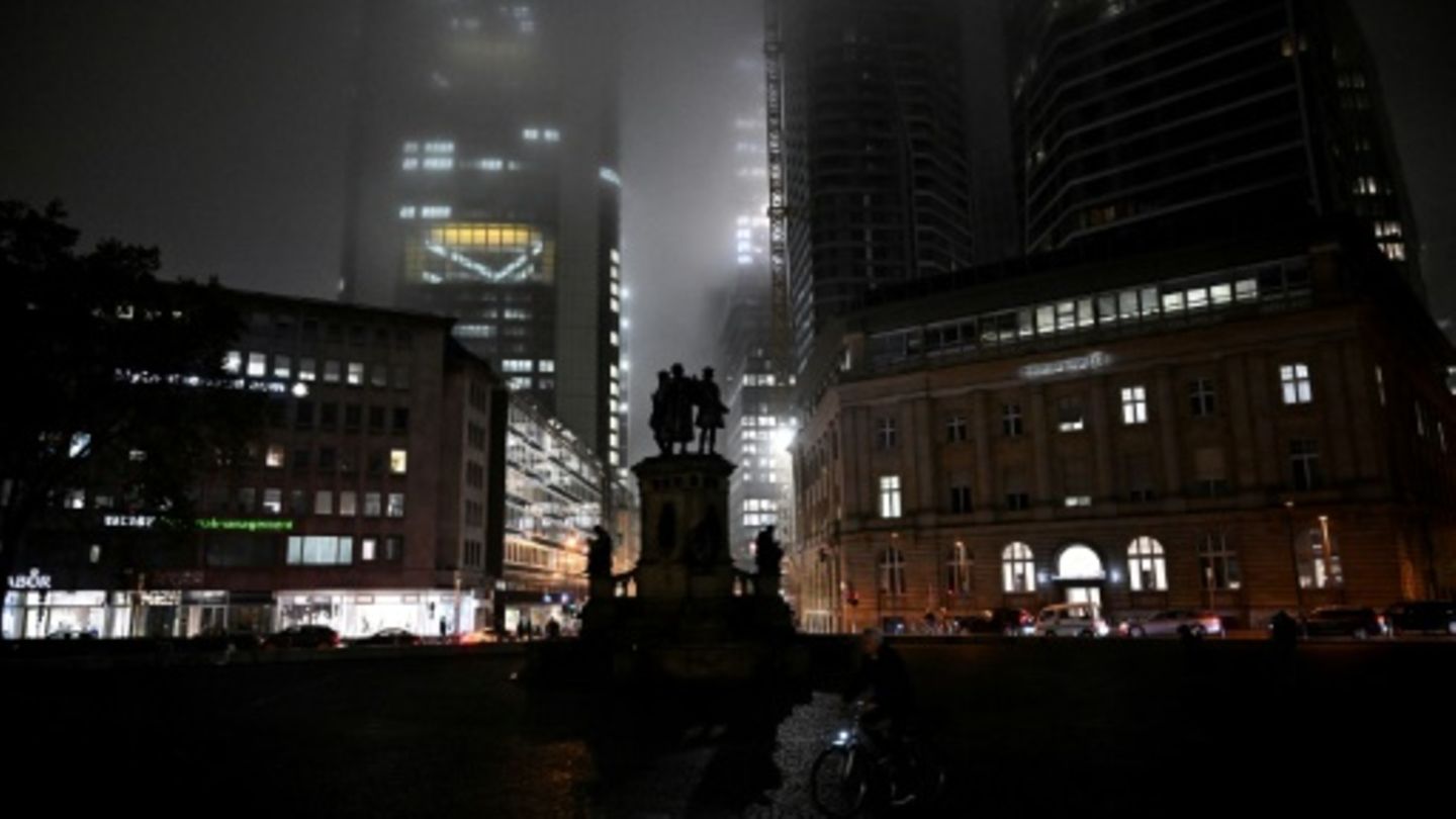Nebel in Geschäftsviertel in Frankfurt am Main