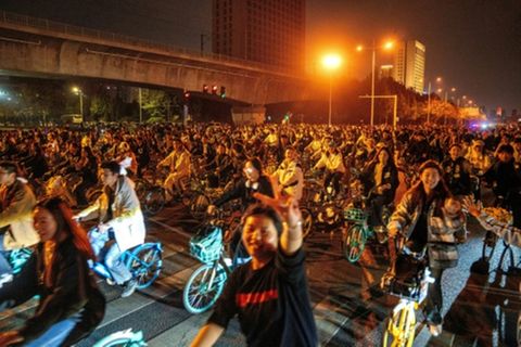 Massen-Radtour auf einer Straße in Zhengzhou