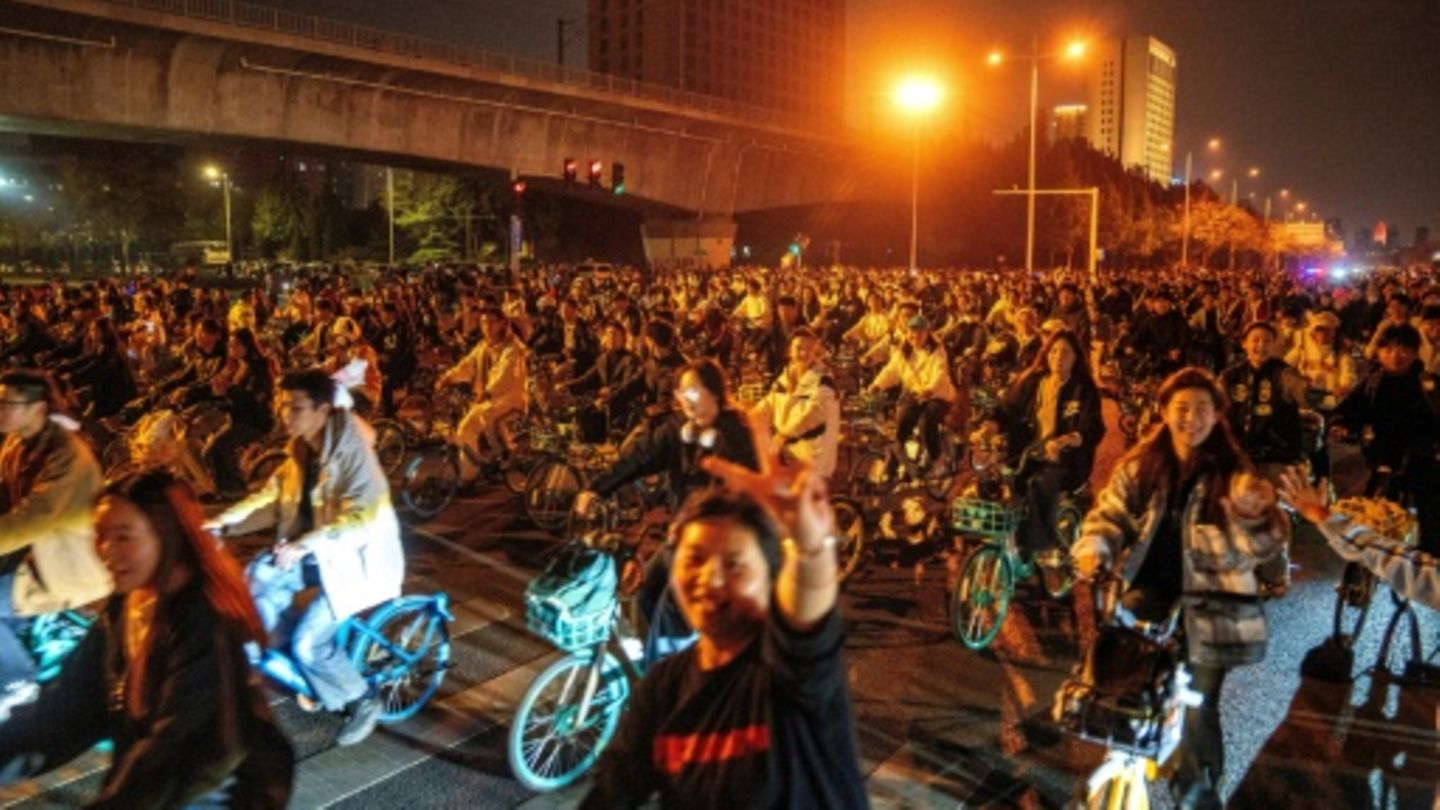 Massen-Radtour auf einer Straße in Zhengzhou