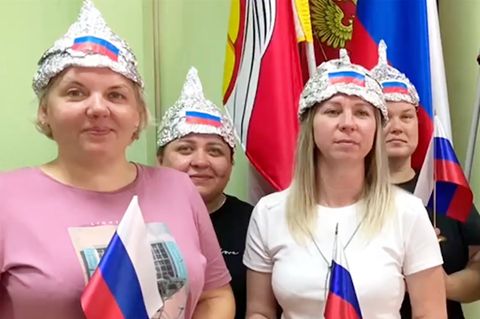 Der bekannte Satiriker Waldislaw Bochan schickte gefälschte Briefe an russische Schulen, worin er dazu aufforderte, aus patriotischem Akt Hüte aus Alufolie zu basteln.