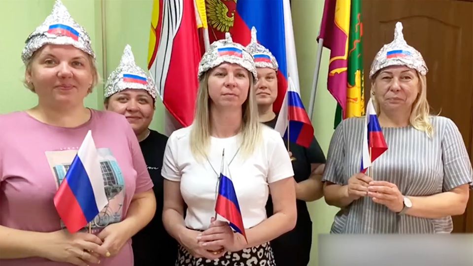 Der bekannte Satiriker Waldislaw Bochan schickte gefälschte Briefe an russische Schulen, worin er dazu aufforderte, aus patriotischem Akt Hüte aus Alufolie zu basteln.