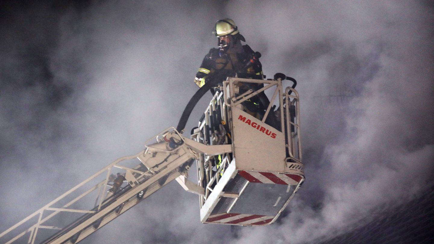 Ein Feuerwehrmann im Einsatz. Fettexplosion