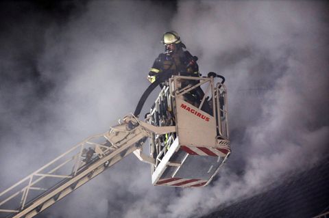Ein Feuerwehrmann im Einsatz. Fettexplosion