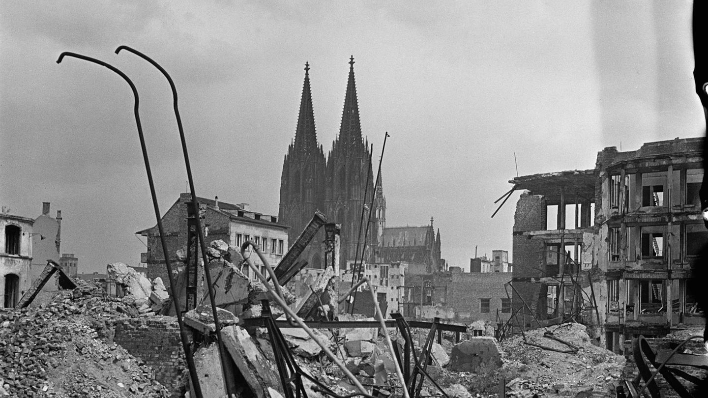 Köln 1948, man sieht Trümmer, dahinter den Kölner Dom. Auch damals feierte man Karneval