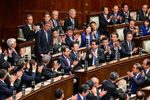 Applaus im Parlament für Ishiba nach dessen Bestätigung im Amt